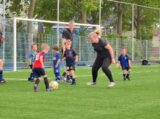 Laatste training S.K.N.W.K. JO7-1 van seizoen 2022-2023 (partijtje tegen de ouders) (90/130)